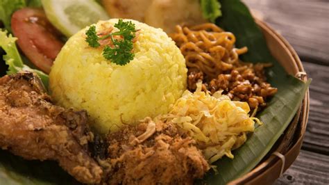 Piring Nasi: A Culinary Canvas Reflecting Indonesia's Soulful Flavors