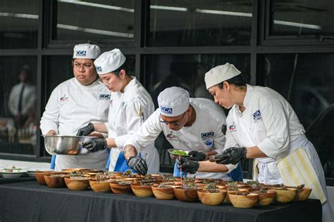 Rice, Noodles & More: A Culinary Exploration -  A Feast for the Senses and a Journey into Filipino Tradition